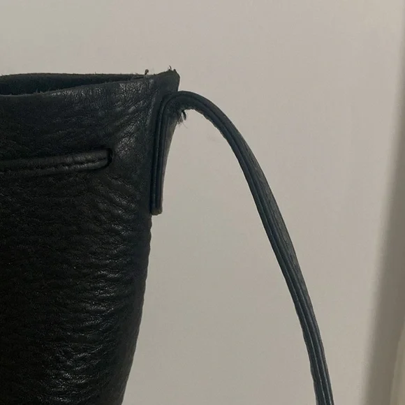 BAGGU Black Crossbody Bag with Sleek Design - Picture 6 of 9
